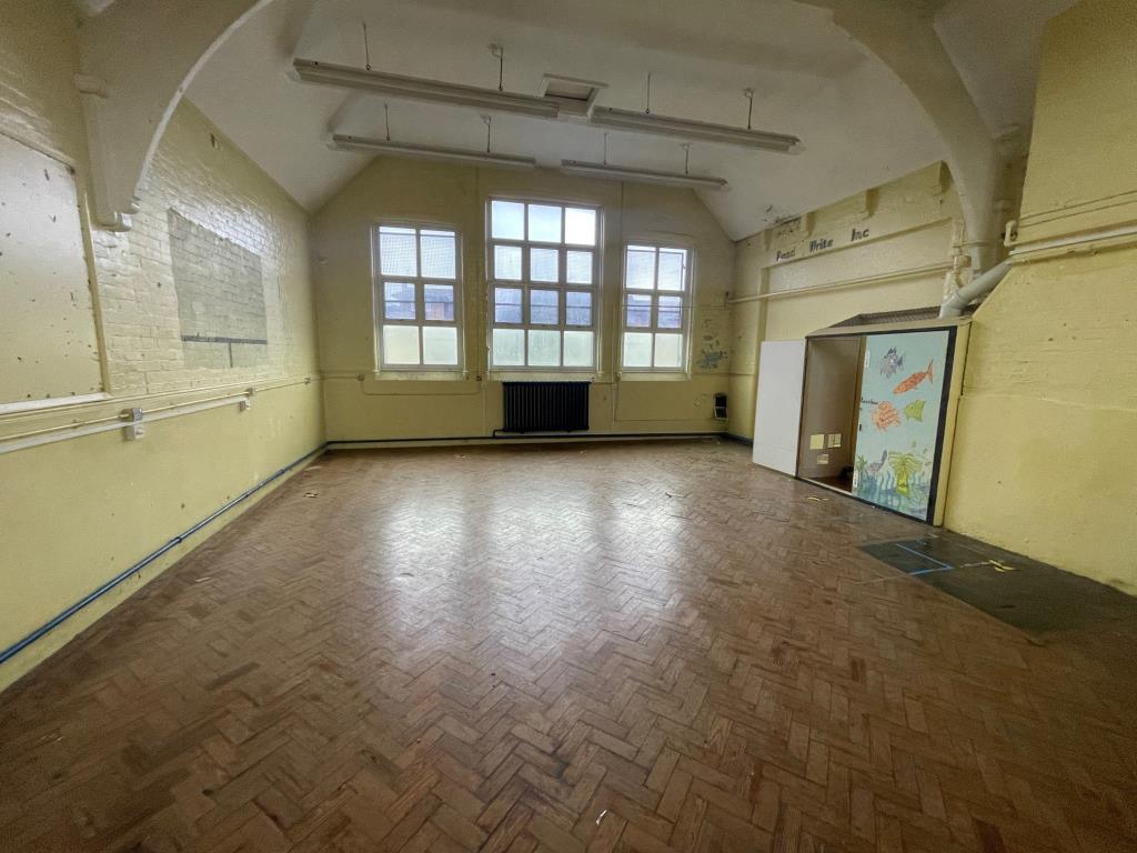 Lot: 5 - FORMER SCHOOL ON ONE ACRE SITE INCLUDING PLAYGROUND AND CAR PARK WITH POTENTIAL - Internal room 1